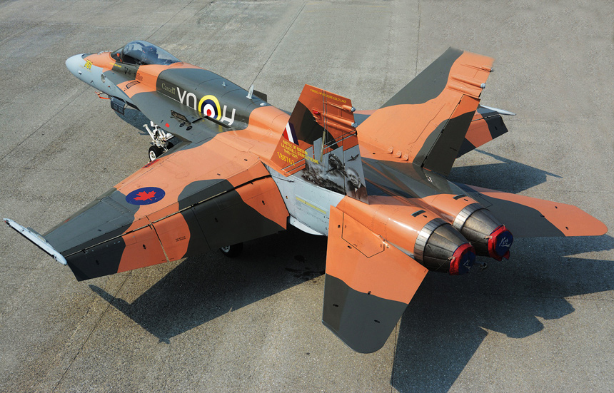 CF-18 Hornet Special Demo 2015 aux couleurs des Hurricane et Spitfire (Photo de Philippe Colin)