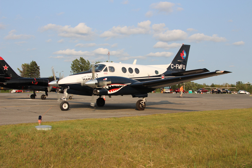 Un 90 B King Air de l'Aviation royale du Canada en circulation sur le tarmac de l'aéroport (Photo de George Couris)