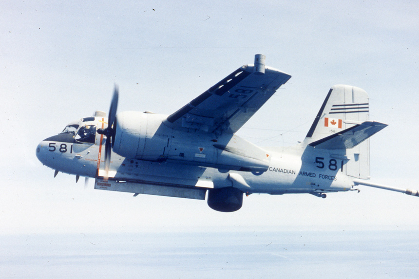 Le radôme rétractable (AN/APS-38) sous l'appareil et le déploiement de la perche du (MAD) (AN/ASQ-8). (Photo : Forces armées canadiennes)